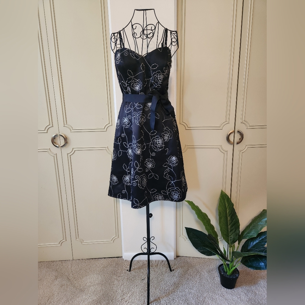 White House Black Market Black Dress With White Embroidered Flowers Sz 8